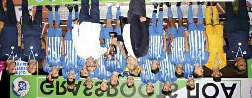 GRASSROOTS ΠΟΑ Πρωταθλήτρια U13 η Ανόρθωση (Κλ. Λάρνακας) Η πρωταθλήτρια Ανόρθωση λίγο πριν την απονομή του τροπαίου.