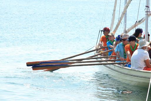 Λίγα λόγια για τους Προσκόπους Μια Κίνηση διαπαιδαγώγησης Αποστολή του Προσκοπισµού είναι να συµβάλει στη διαπαιδαγώγηση των νέων, µέσω ενός συστήµατος αξιών και να βοηθήσει στην οικοδόµηση ενός