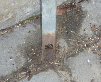 Ak je v systéme ochrany pred bleskom použitá kombinácia materiálov treba brať do úvahy ich vzájomné pôsobenie a vznik korózie. Jednoduchý prehľad uvádza tabuľka 2.