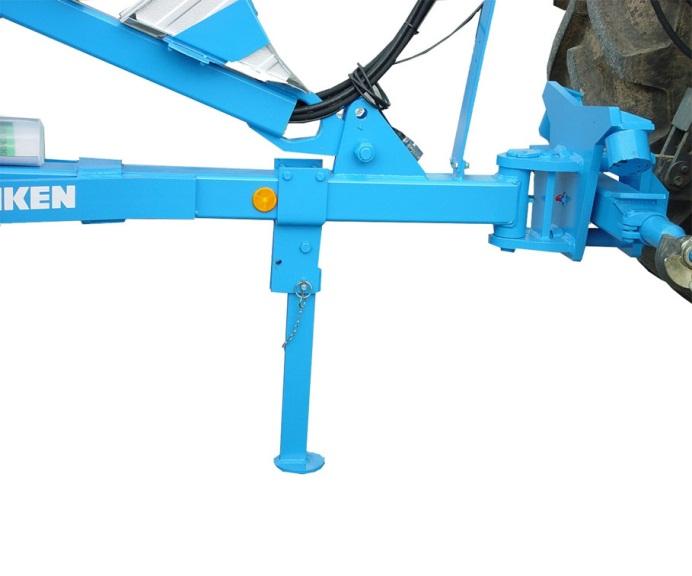 Odpojenie 12.1 Stroj s pripojením spodného ramena Hydraulické zariadenie traktora prepnite na reguláciu polohy. Odstavnú nohu (2) pevne pridržte jednou rukou.
