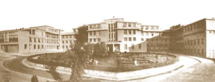σμένου απ όλο τον ευρωπαϊκό ιατρικό κόσμο (Εικ. 4). Στο μικρό αυτό γναθοπροσωπικό χειρουργικό κέντρο, οι Θ. Μαυρογορδάτος και Ο.