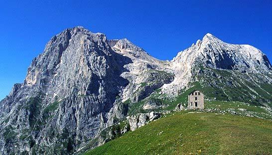 912 mnv) povratak u planinarski dom Carlo Franchetti; odmor, noćenje Gran Sasso d'italia (hrvatski: Velika stijena Italije) je planina koja se nalazi u regiji Abruzzo u središnjoj Italiji.