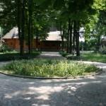 Zona spaţii verzi, agrement, amenajări sportive, alături de zona pentru funcţiuni complexe de interes public, este dominantă în staţiune, capacităţile de primire turistică fiind dezvoltate