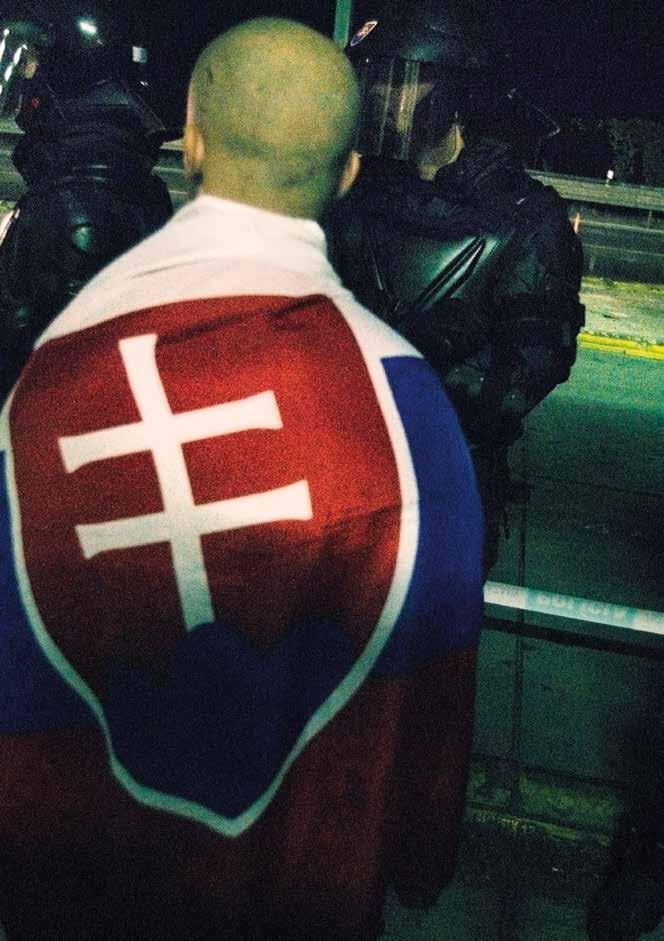 Pohľad dozadu nás nenecháva na pochybách do očí nám bliká obrovské nákladné vozidlo americkej armády. Sme uprostred konvoja! Blokovať sa nám ho nepodarilo, no v tejto chvíli sme v jeho vnútri.