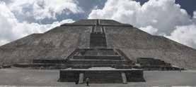 Na severnom konci sa nachádza najmohutnejšie stavebné dielo v Strednej Amerike Slnečná pyramída s rozmermi 222 x 225 m. Je o 80 metrov nižšia než Cheopsova, ale opticky sa zdá byť oveľa väčšia.