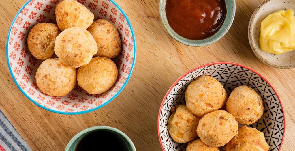 cheese bread Brazilian Food Photo: Tomás Rangel 1/2 teaspoon of oil 1 cup of milk 3 eggs 1 teaspoon salt 200 g grated mozzarella 3 cups of sweet tea 1 teaspoon oregano (optional) 1 teaspoon baking