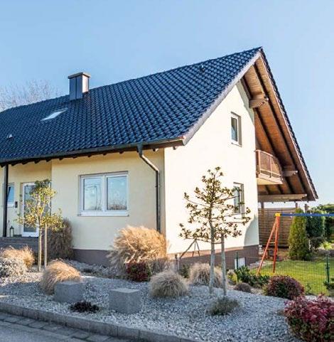 PODĽA SKLONU ROZLIŠUJE NORMA STN 73 1901 STRECHY NA: ploché = strecha so sklonom vonkajšieho povrchu α 10 šikmé = strecha so sklonom vonkajšieho povrchu 10 < α 45 strmé = strecha so sklonom
