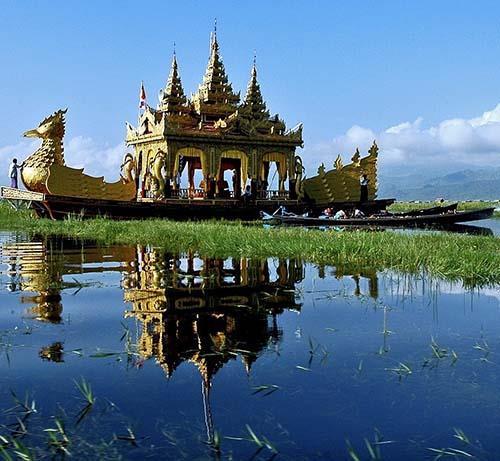Θα επισκεφθούμε επίσης την πιο σεβάσμια παγόδα της λίμνης Phaungdaw Oo και το μοναστήρι-μουσείο Nga Phe Kyaung με την αριστοτεχνικά σμιλευμένη ξυλόγλυπτη είσοδο, ενώ θα απολαύσουμε ένα ακόμη υπέροχο