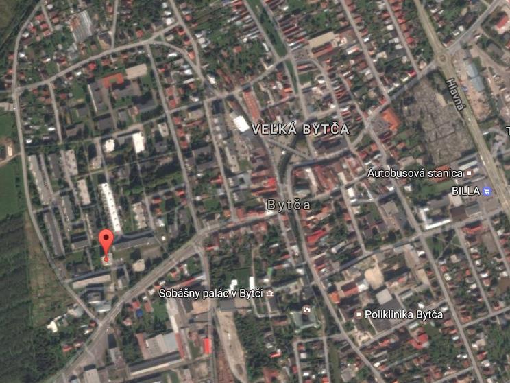Panelový bytový dom sa nachádza v západnej časti mesta Bytča, ako je možné vidieť na nasledujúcom