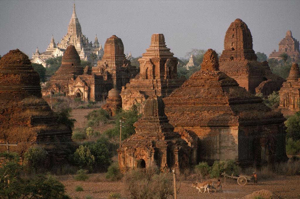 Άνοιξαν για εμάς την παγόδα - Ανάγλυφα Τερακότα Στη μέση της Βιρμανικής ενδοχώρας βρίσκεται το Μπανγκάν, το μεγαλύτερο ίσως υπαίθριο μουσείο του πλανήτη, με 3.