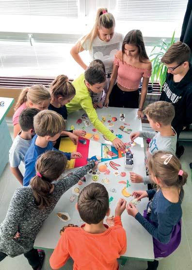 Žiaci našej školy majú každý deň vyučovanie anglického jazyka pod vedením kvalifikovaných interných učiteľov.