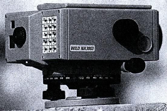 Obr. 5.. Nivelačný digitálny prístroj NA 33 Leica a digitálna nivelačná lata 5.4.