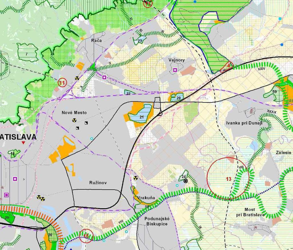 n. m.) vo výške asi 390 m n. m., na SZ od mestskej časti Bratislava-Rača, tečie JV smerom, pri okraji Rače sa stáča na SV, potom tečie na V, v obci mení smer na J, neskôr na SV a ďalej tečie SV smerom.