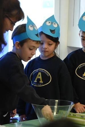 Ρίξαμε βραστό νερό σε ένα γυάλινο μπολ το σκεπάσαμε με διαφανή μεμβράνη και εγκλωβίσαμε