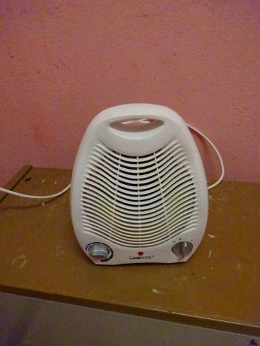 Technické údaje teplovzdušného ventilátora: o Výrobca: CLATRONIC o Typ: HL 3378 o Rozmer š x v x dl: 21,5x27,5x13,5 cm o Príkon: 1 800 / 2 000 W o Napájanie: 220 V /