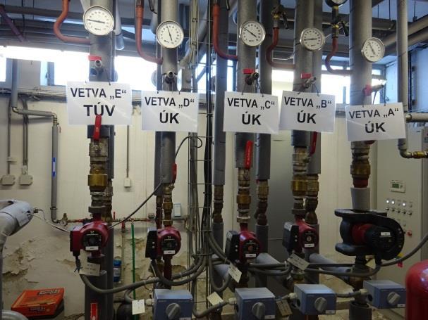 Teplá voda je pripravovaná v zásobníkovom ohrievači KKH typ HR 500 s objemom 490 l. Vedľa zásobníka je inštalovaná aj zostava pre cirkuláciu.