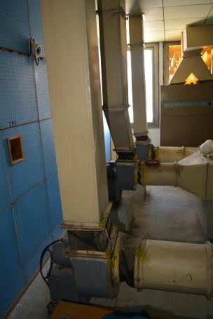 Prívod vonkajšieho vzduchu zabezpečuje protidažďová žalúzia na fasáde objektu, odvod je riešený potrubím vyvedeným nad strechu objektu.