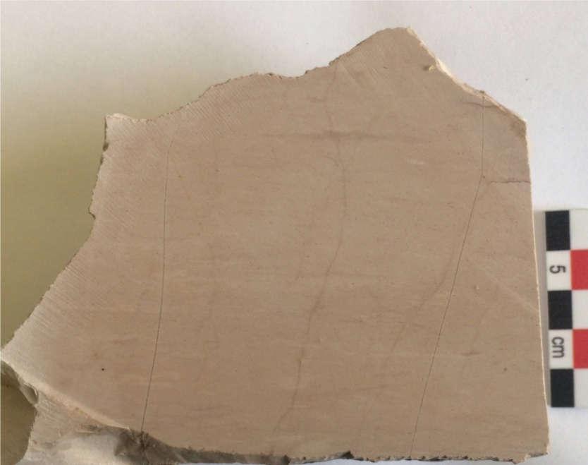 ΛΑ1: Ερυθρωπός ελασματώδης ασβεστολουτίτης Πρόκειται για έναν λεπτοστρωματώδη έως μεσοστρωματώδη ερυθρωπού χρώματος ασβεστόλιθο (Εικόνα 26). Πρόκειται για ασβεστολουτίτη αποτελούμενο από μικρίτη.