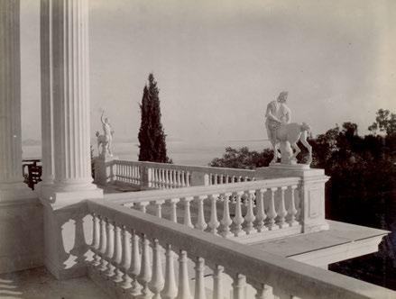4 φωτογραφίες ἐπικολλημένες στίς δύο ὄψεις δύο χαρτονιῶν, ἡ πρώτη καί ἡ δεύτερη μέ ἀριθμό, τίτλο καί ὑπογραφή στό ἀρνητικό,