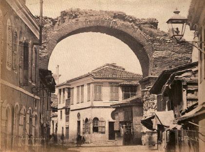 Τύπωμα ἀλμπουμίνας ἐπικολλημένο σέ χαρτόνι, 203x268 mm. (5) 300-400 386 Ἄποψη τῶν Ἰωαννίνων. [π. 1900].