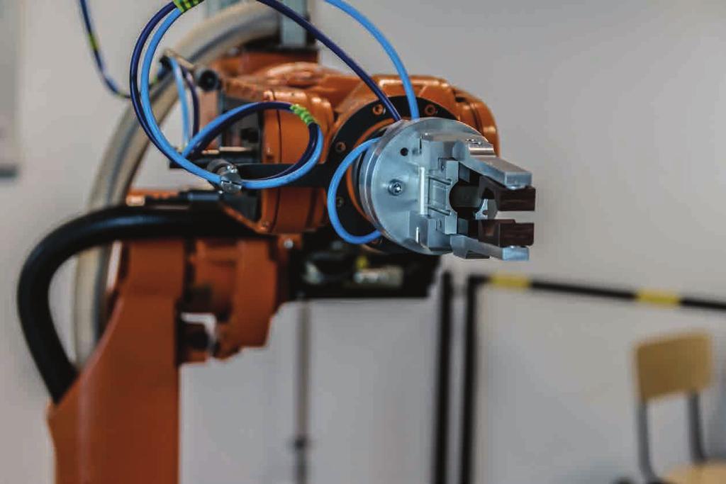 5KW 10 ψηφιακές εισόδους με 19 διαφορετικές λειτουργίες 2 αναλογικές είσοδοι για ταχύτητα και ροπή 5 ψηφιακές έξοδοι με 9 διαφορετικές λειτουργίες 2 αναλογικές 12bit έξοδοι Τριπλή προστασία μονάδων