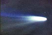 1994a je bil prvi komet odkrit (ali ponovno odkrit) v letu 1994, 1994b drugi...). Lahko pa so se jim dajala tudi prava imena po njegovih odkriteljih, in sicer so jim lahko pripisa li največ tri (najraje neodvisne) odkritelje.