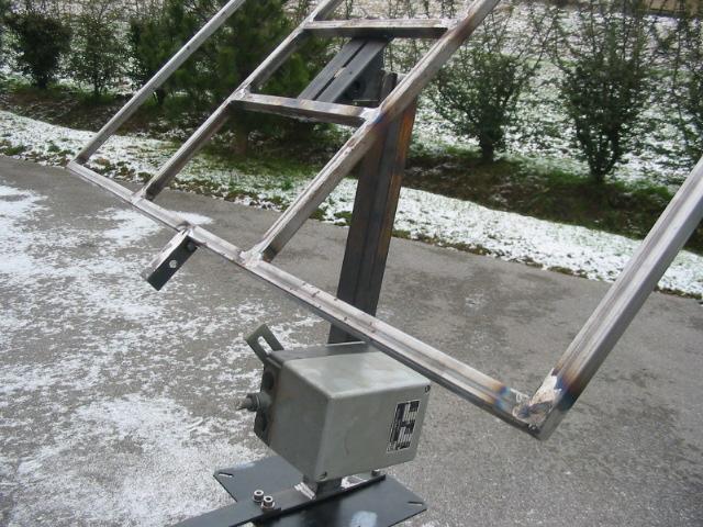 Krožna konstrukcija je pritrjena na večjo kovinsko ploščo, ki zagotavlja stabilnost vrtljive ploščadi.