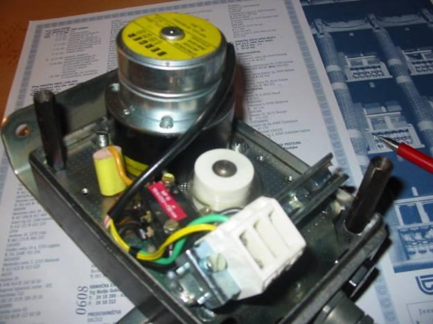 Slika 11: Servomotor z mehanizmom Slika 12: