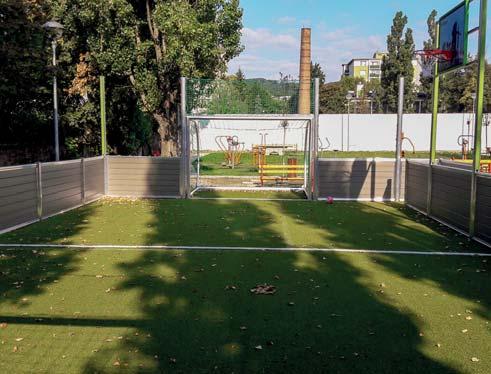 Návštevníkov čakajú na novom ihrisku rôznorodé hracie prvky, napríklad pružinové prvky, veža so šmýkačkou, reťazová hojdačka bocianie hniezdo, piškvorky, šesťhranná preliezka rebrík s lezeckou