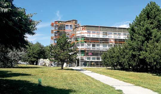 Kompletne sa opraví celé sociálne zariadenie, vymenia sa vnútorné rozvody vodovodu a kanalizácie v sociálnych zariadeniach a osadia sa nové keramické obklady, dlažby behanie, bradlá, lyžiar,