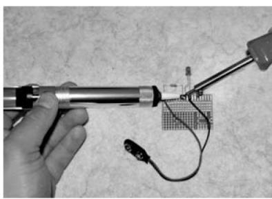 Fig. 42: Cantităţile mari de aliaj de lipit, precum podul de lipire din imagine dintre rezistenţă şi led, pot fi înlăturate numai cu ajutorul unei pompe de aspirare. Fig.