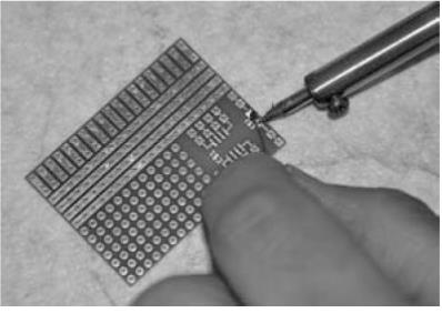 13 Lipirea amplificatorilor operaţionali SMD Circuitele integrate SMD, precum amplificatorul operaţional LM358, se lipesc la fel ca şi