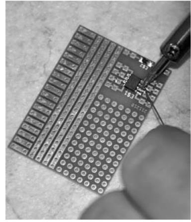 În acest fel fixaţi circuitul integrat SMD-IC.