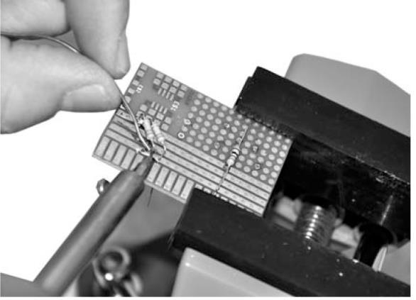 4.14 Lipirea componentelor foarte apropiate unele de altele În acest exerciţiu veţi învăţa să construiţi un circuit cu tranzistori.