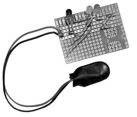 4.17 Finalizarea circuitului tranzistor După ce aţi lipit rezistenţele, ledurile şi tranzistorii pe placa electronică nu mai lipsesc decât clema bateriei, câteva jumpere şi un comutator.