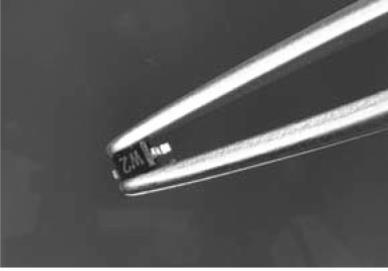 Inscripţionarea acestei componente este de forma unui text. Fig. 7: Simbol grafic pentru condensatorul electrolitic Fig. 8: Condensatorul electrolitic trebuie montat la polaritatea corectă 2.