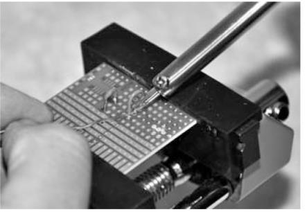 Plăcile electronice experimentale conţin ambele tipuri. În acest caz există mai multe posibilităţi de a construi şi lipi circuitele.
