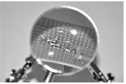 4.6 Puncte de lipire prea calde sau prea reci Lipirea corectă se recunoaşte prin strălucire. O poziţie de lipire rece are un aspect mat şi o suprafaţă granulată.