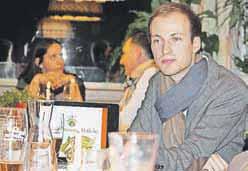 Pošali se, da ni šuštar, je pa šnops maher. Razloži, da pitje žganja zahteva lep in majhen kozarec na peclju, pije se ga pri sobni temperaturi, nikoli na eks kozarček nagneš tudi tri-, štirikrat.