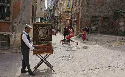 Z Ses Görüntü Film ve Yapım San. ve Tic. Ltd. Şti, Turkey t. +90 212 512 6673 f. +90 212 528 1134 nilufer.saltik@gmail.com www.zmuzik.