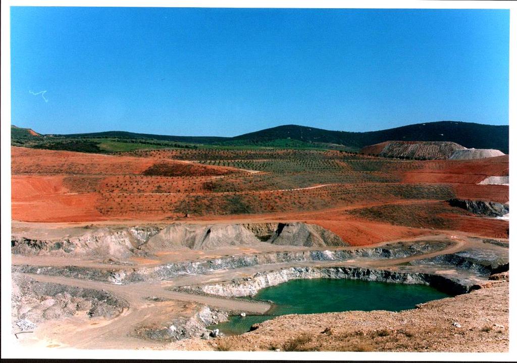 4.5 Με Back filling (εσωτερική λιθογόμωση). Σχόλια: Γίνεται λιθογόμωση των εξορυκτικών κενών και διαμορφώνονται ομαλά πρανή. Σε αυτά διαστρώνεται φυτική γη και φυτεύονται.