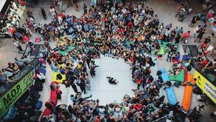 UDIALO SA BANÍCKA VIZITÁCIA august 2015 5 V sprievode nechýbali ani repliky baníckych vozíkov 8.