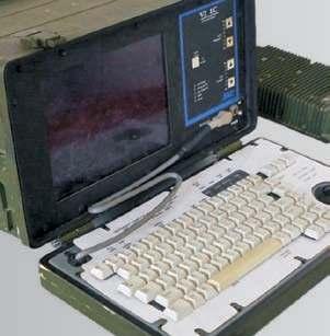 ΠΑΡΟΥΣΙΑΣΗ ΕΞΟΜΟΙΩΤΗΣ ΤΟΥ Η/Υ [Light Weight Computer Unit (LCU)] ΤΟΥ Κ Π Μ577Α2 του ΣΥΣΤΗΜΑΤΟΣ MLRS Ο εξοµοιωτής του Η/Υ (LCU) του Κ Π Μ577Α2 του συστή- µατος MLRS είναι ένα πιστό αντίγραφο του Η/Υ
