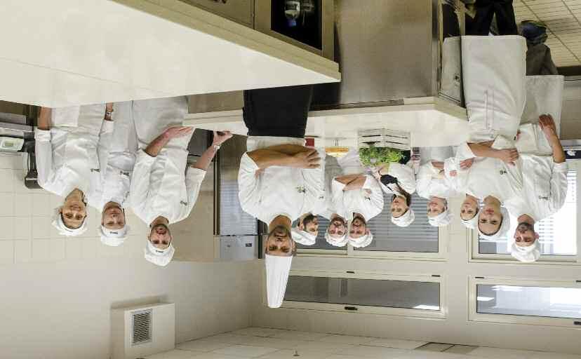 Τεχνικός Αρτοποιίας - Ζαχαροπλαστικής Pastry Chef Οι απόφοιτοι έχουν τη δυνατότητα να αποκτήσουν: Οι απόφοιτοι των τμημάτων Ζαχαροπλαστικής Αρτοποιίας έχουν τη δυνατότητα να αποκτήσουν: Swiss