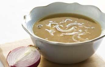 Κρεμμυδόσουπα (Soupe à L oignon) Η κρεμμυδόσουπα είναι από τα πιο χαρακτηριστικά, απλά και πολύ νόστιμα γαλλικά πιάτα και η φήμη της έχει φτάσει μέχρι τα πέρατα του κόσμου.