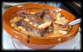 Το Cassoulet είναι ένα βαρύ μαγειρευτό φαγητό, που φτιάχνεται με κρέας (συνήθως πάπιας και/ή χοιρινά λουκάνικα) και λευκά φασόλια.
