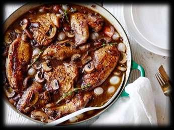 Κόκορας κρασάτος (Coq au Vin) Αυτή ίσως είναι μία από τις πιο δημοφιλείς σπεσιαλιτέ της Γαλλίας στον κόσμο και ειδικά στην Αμερική, μέσω του βιβλίου της γνωστής μαγείρισσας Julia Child «Mastering the