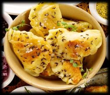 Τα pierogi είναι τα πολωνικά ζυμαρικά, τα οποία γεμίζονται με υλικά όπως το κρέας, το ξινολάχανο, τα μανιτάρια, αλλά και φρούτα εποχής
