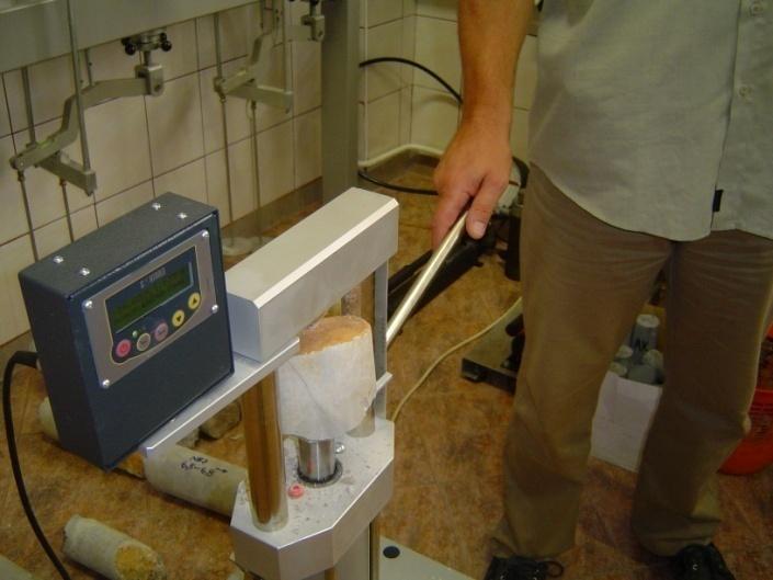 PLT POINT LOAD TEST Uređaj za ispitivanje sustav za nanošenje opterećenja Dio za nanošenje opterećenja sastoji se od okvira, konusnih šiljaka od tvrdog metala te hidraulične pumpe i potisnog cilindra.