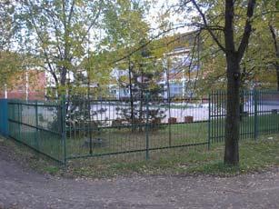 Pri merenju aparat se postavlja u dvorištu škole na pravcu glavnog ulaza u